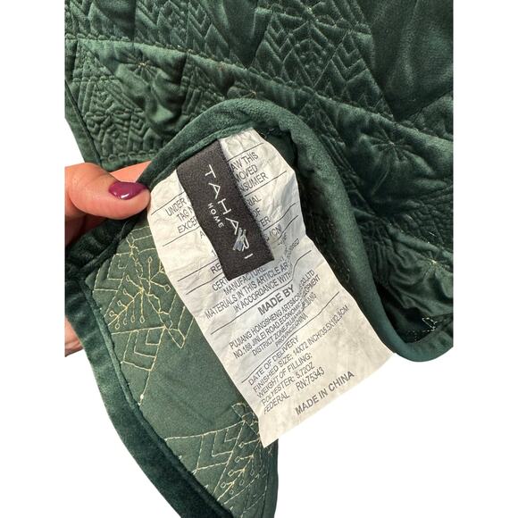 Tahari / Table Runner / Christmas/Holiday/ Home Decor /EUC - Picture 3 of 3